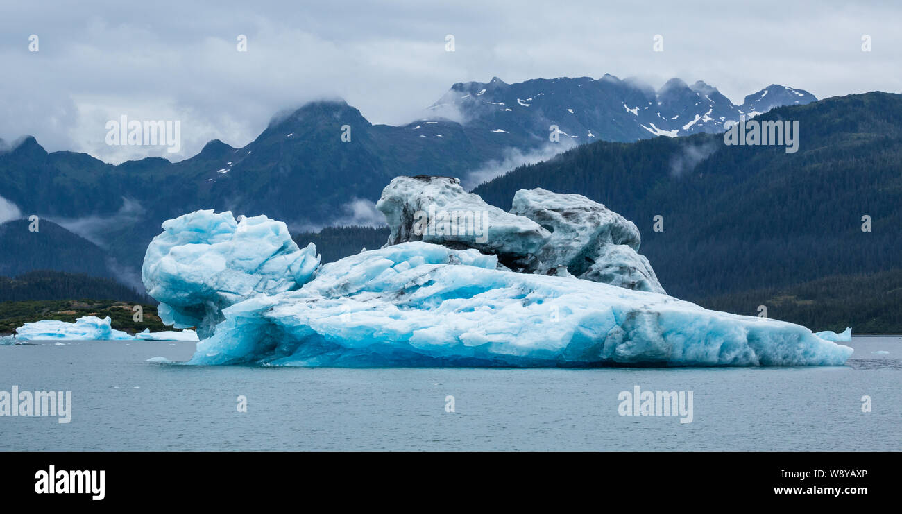 Eisberg und neblig Peaks im Prince William Sound von Alaska. Der Eisberg gekalbt aus den Columbia Gletscher in der Nähe. Stockfoto