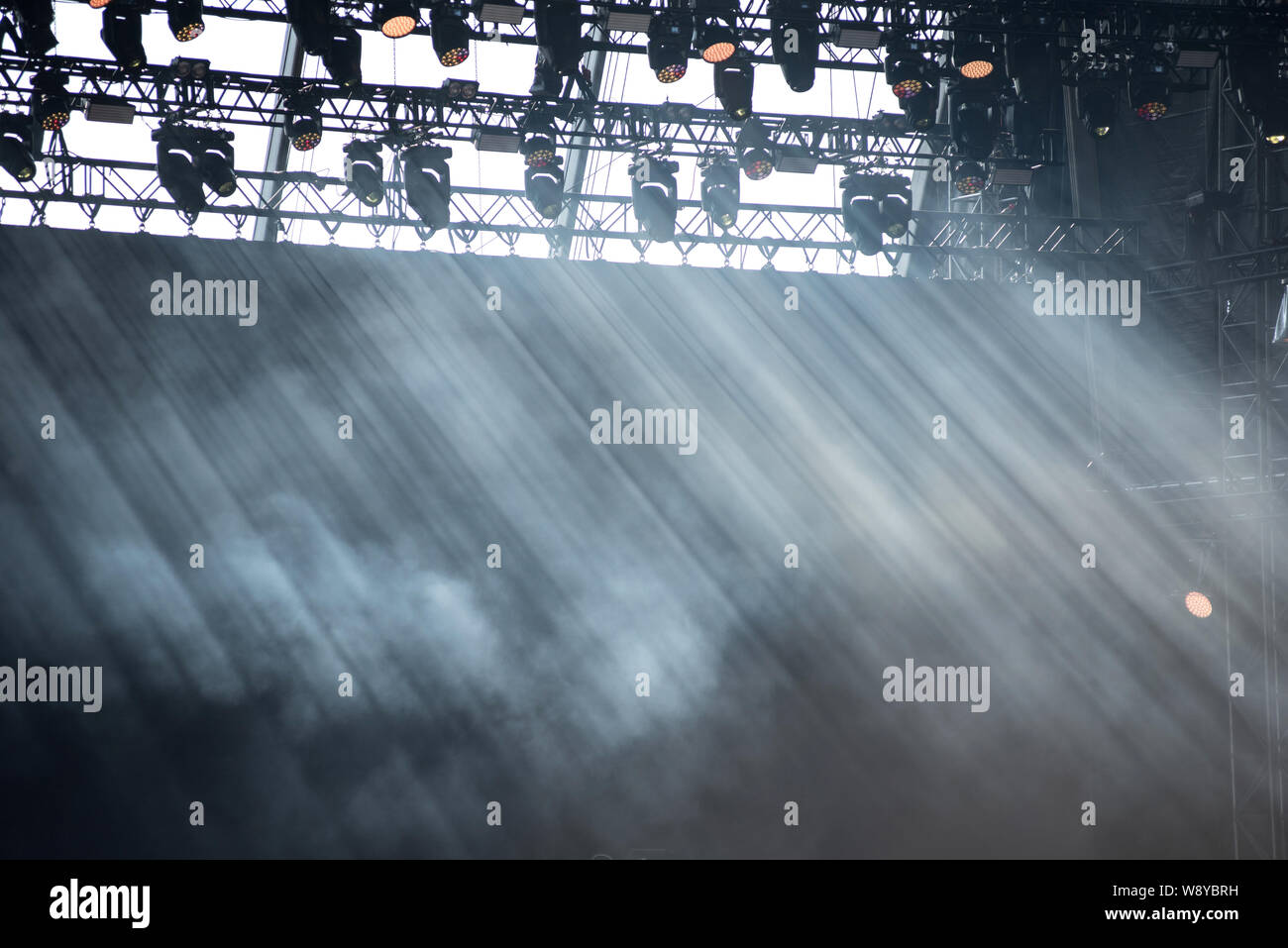 Sonnenstrahlen Licht der Rauch auf der Bühne Musik Festival Stockfoto