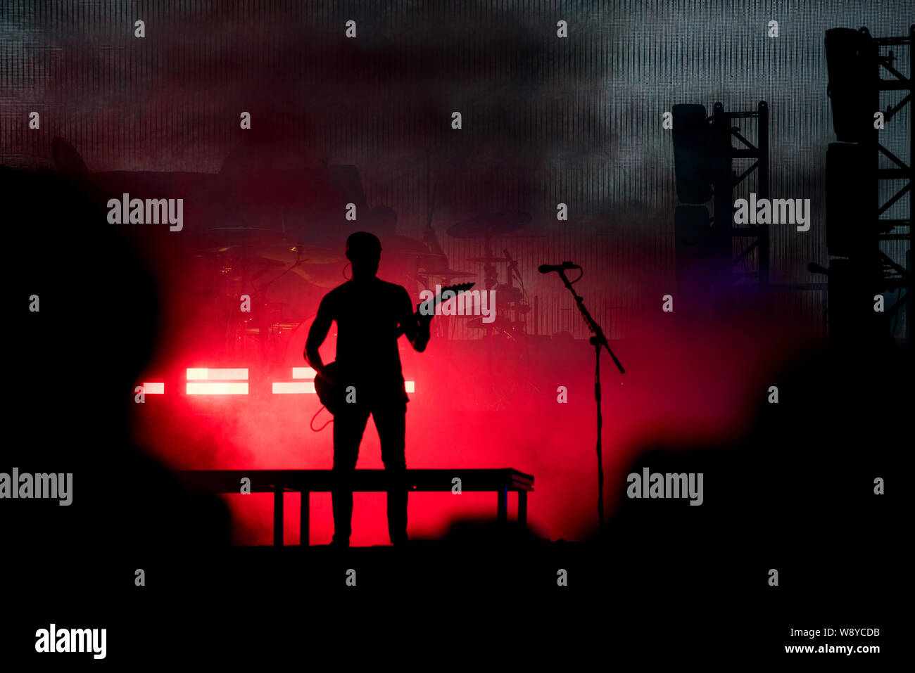 Silhouette eines Gitarristen in rot Bühne leuchtet Stockfoto