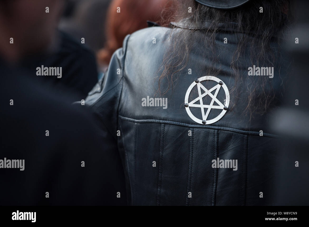 Satanische Pentagramm Zeichen auf eine Lederjacke an Rock Festival Stockfoto