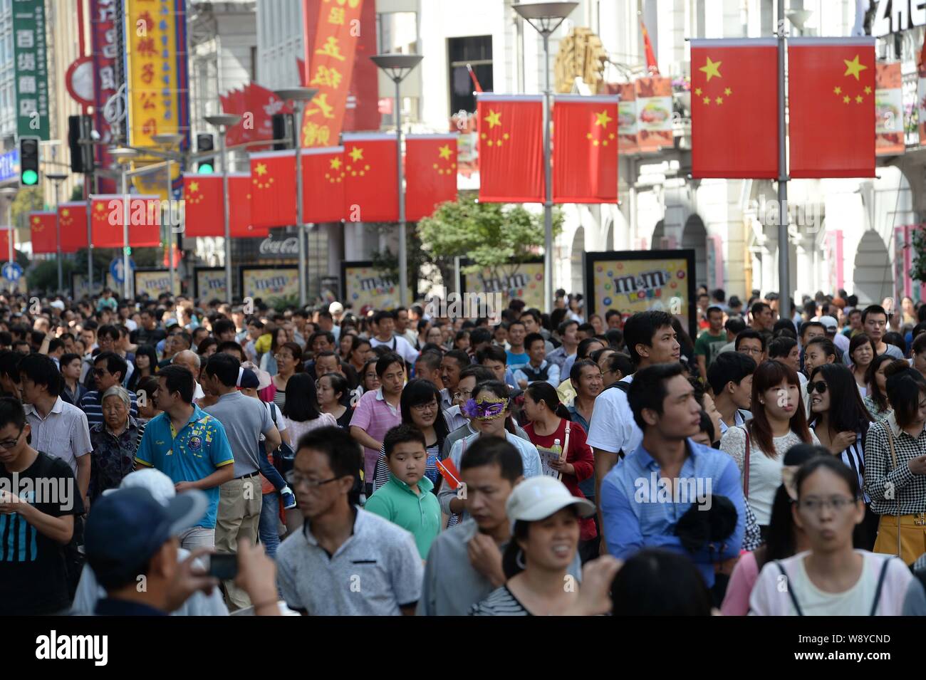 Touristen Masse die Einkaufsstraße Nanjing Road Straße auf der nationalen Tag in Shanghai, China, 1. Oktober 2014. Stockfoto