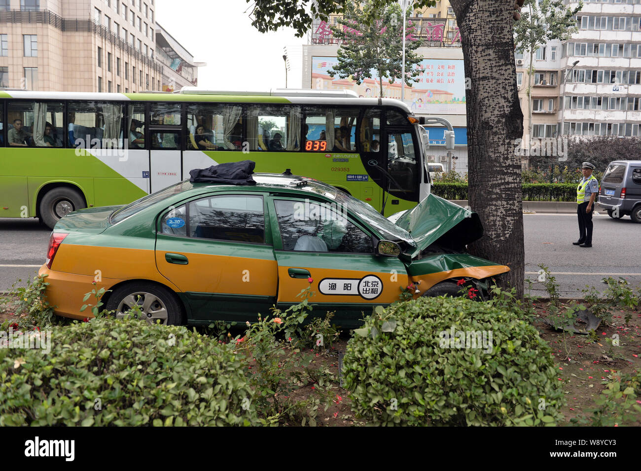 Blick auf eine beschädigte Taxi nach dem Er prallte gegen einen Baum und tötete 3 Menschen, auf der dritten Ringstraße in Peking, China, 24. August 2014. Ein Taxifahrer und zwei Stockfoto