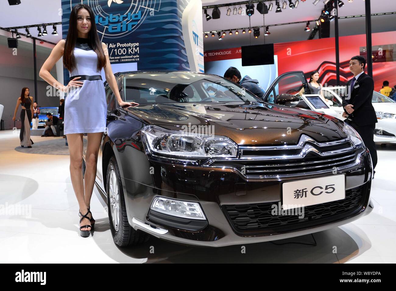 ---- Ein Modell stellt mit einem neuen C5 von Dongfeng Peugeot Citroen während des 11 China (Guangzhou) Internationale Automobil Ausstellung, da die Automatische G bekannt Stockfoto