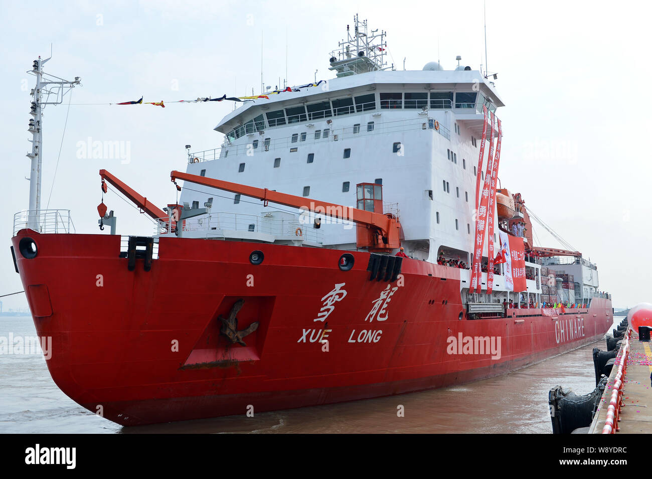 --FILE -- Die Xue Long icebreaker (Snow Dragon), die Chinesische Wissenschaftler während ihrer neunundzwanzigsten Antarktisexpedition verlässt die Nansha Port in Gua Stockfoto