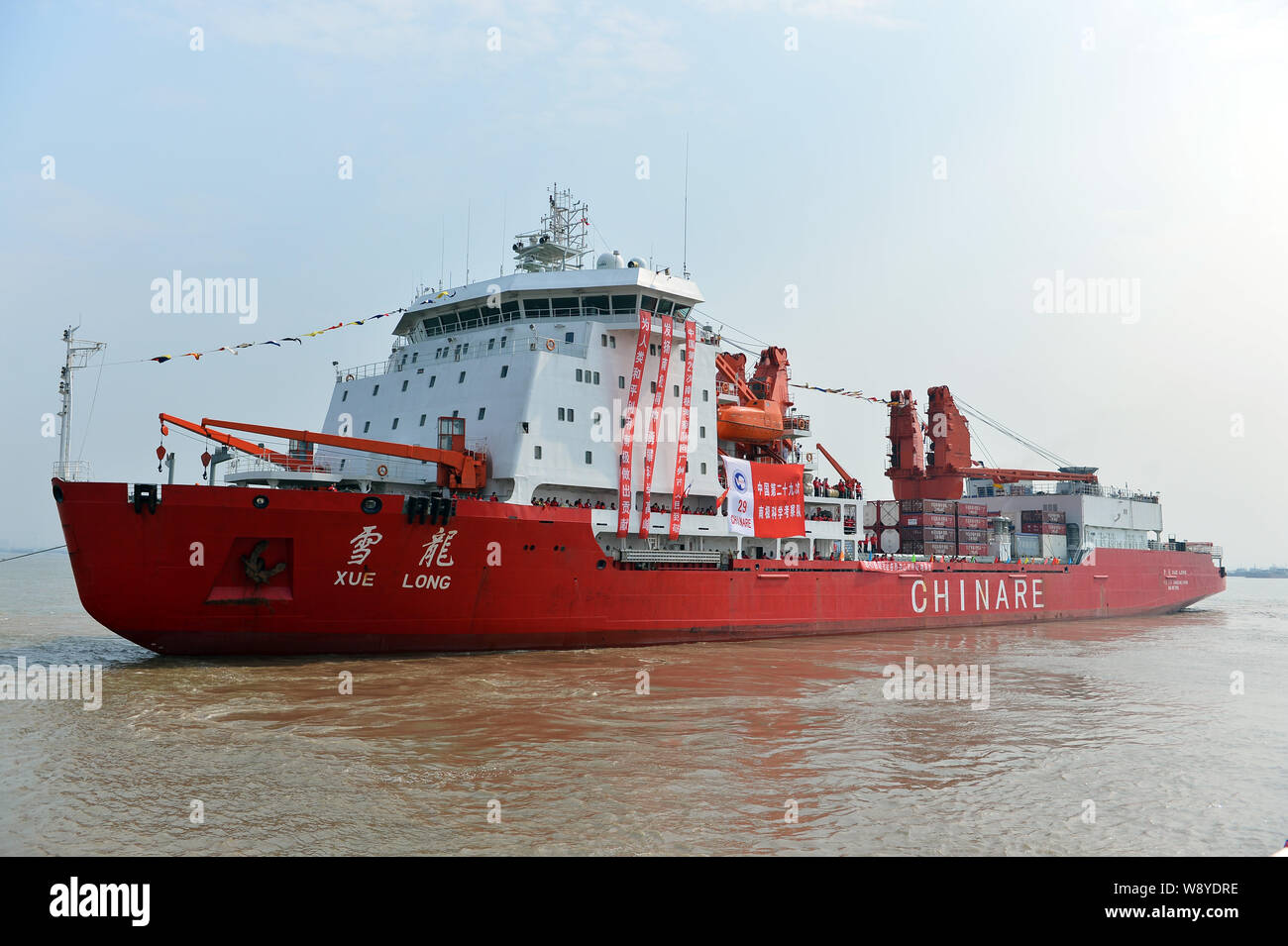 --FILE -- Die Xue Long icebreaker (Snow Dragon), die Chinesische Wissenschaftler während ihrer neunundzwanzigsten Antarktisexpedition abgebildet ist nach Verlassen des Stockfoto