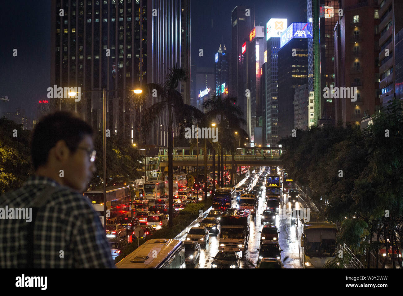 ---- Ein Mann Uhren Massen von Fahrzeugen, die langsam im Stau während der Rush Hour in Wan Chai, Hongkong, China, 20. August 2014. Wie Proteste i Stockfoto