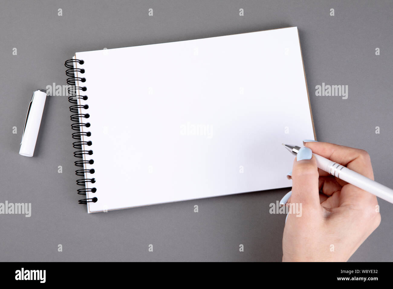Frau hand mit Bleistift zu schreiben auf Notebook Stockfoto