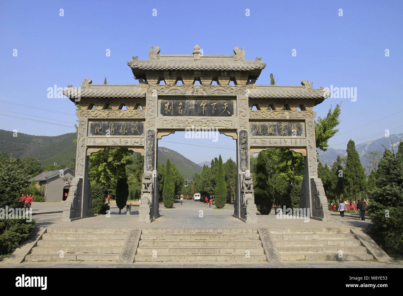 Anzeigen von Shaolin Kloster und seine Pagode Wald der historischen Sehenswürdigkeiten von Dengfeng in der Mitte des Himmels und der Erde in Dengfeng City, Central Kinn Stockfoto