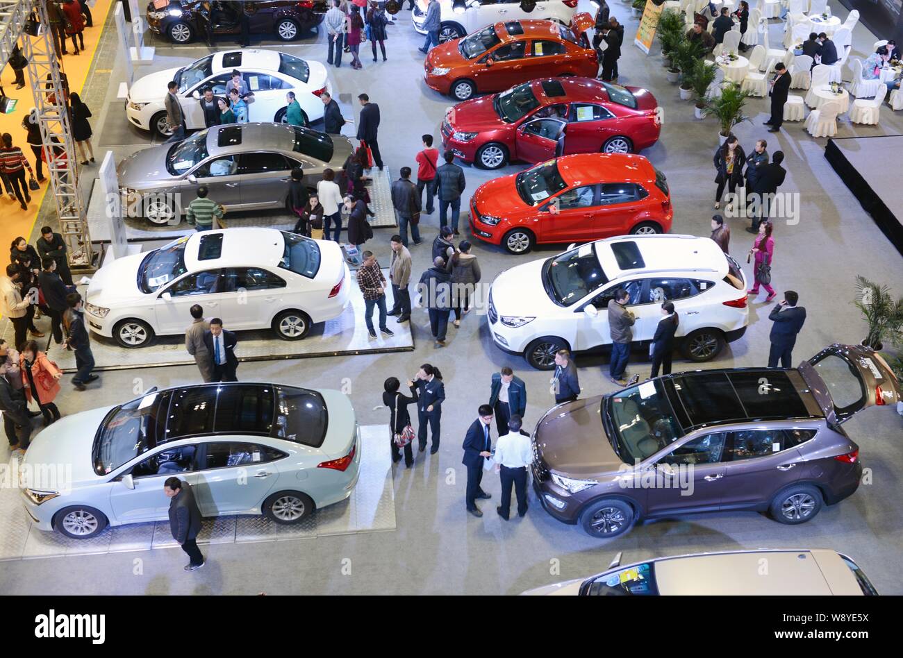 ---- Besucher Blick auf neue Autos bei einem Auto Show in Chongqing, China, 3. April 2014. Der Umsatz mit neuen Pkw in China blieb träge durch Stockfoto