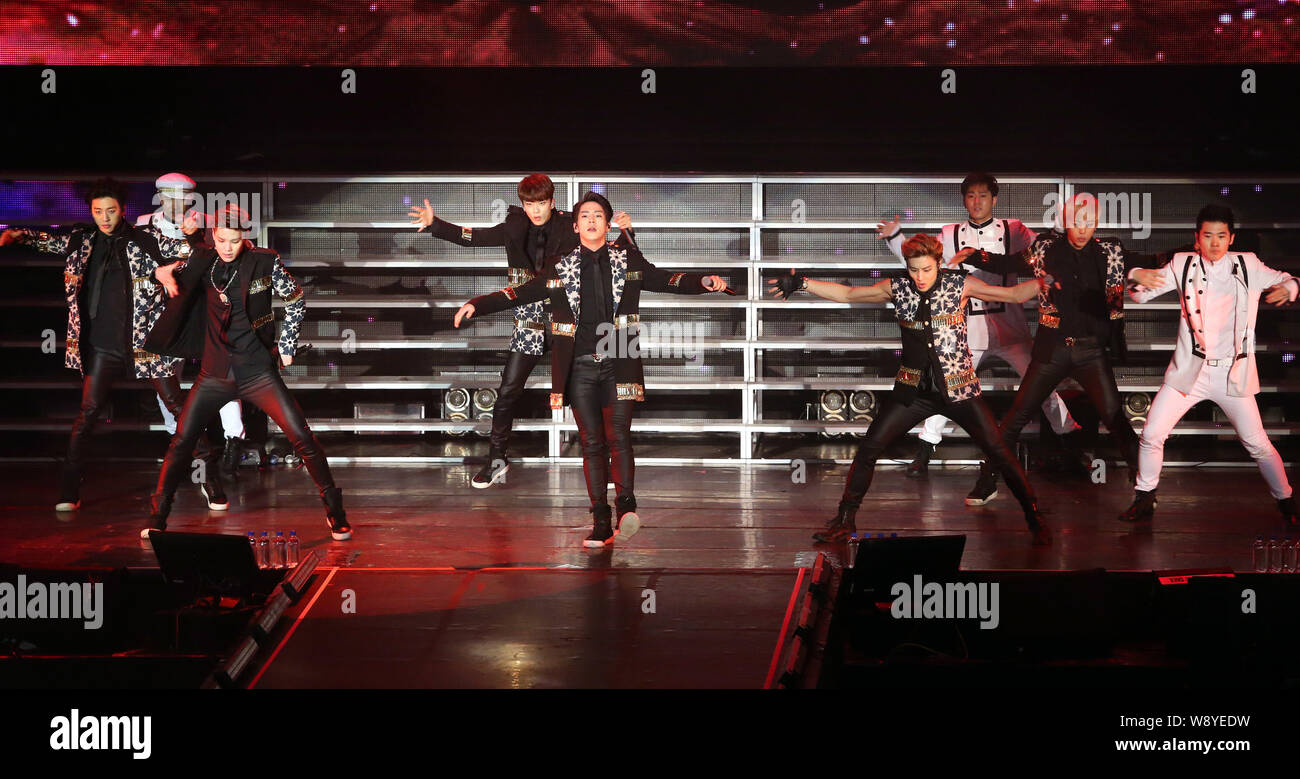 Mitglieder der Koreanischen Boy Group B.A.P führen Sie bei ihrem Konzert in Taipei, Taiwan, 18. Mai 2014. Stockfoto