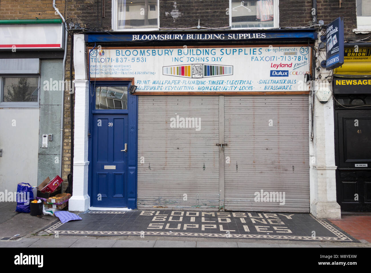 Bloomsbury Building Supplies Ladenfront auf Marchmont, Street, Camden, London, WC1, Großbritannien Stockfoto