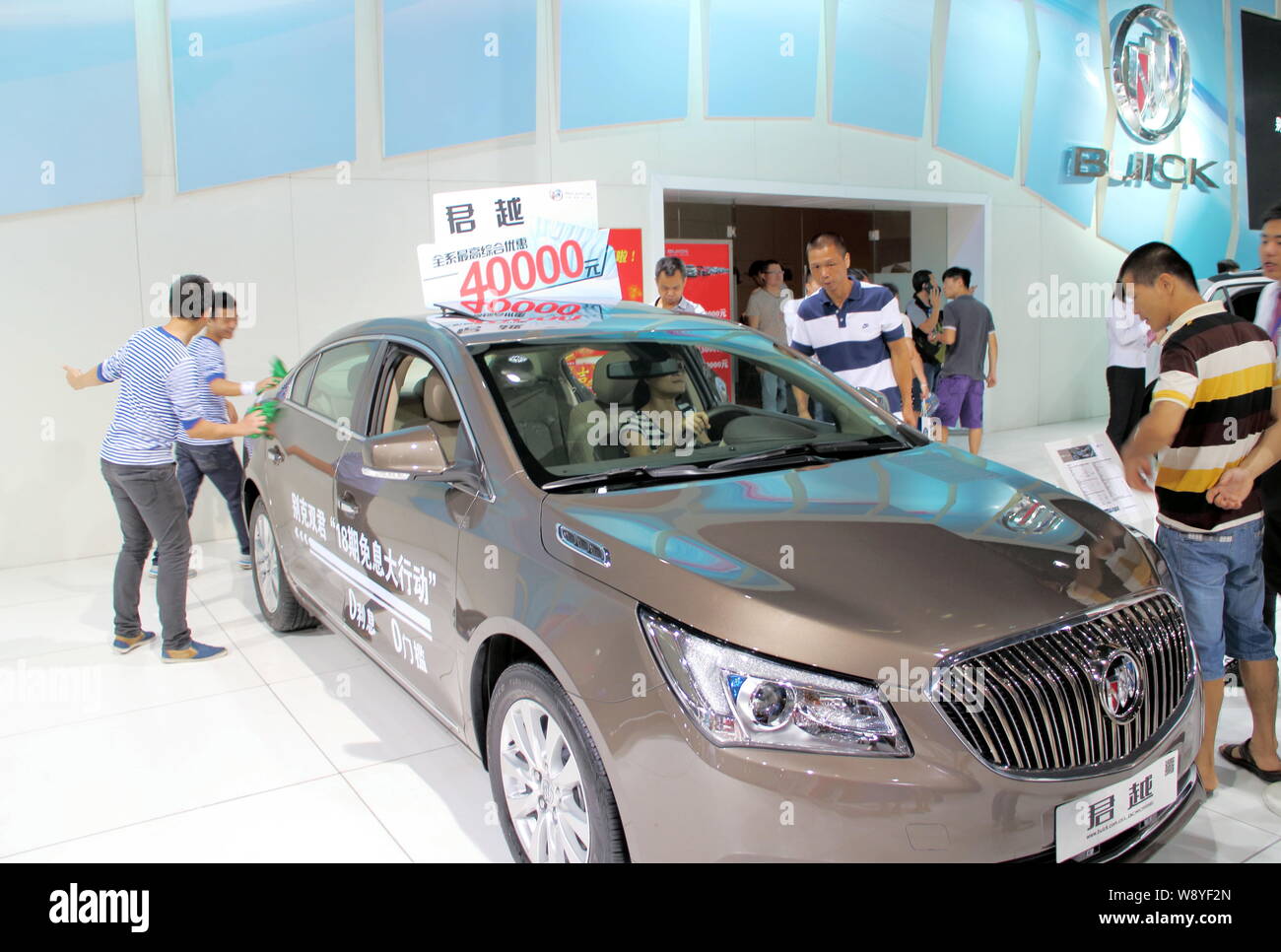 ------ Chinesischer Besucher Anzeigen einer Buick LaCrosse von Shanghai GM, ein Joint Venture zwischen der SAIC Motor und General Motors, während ein Auto Show in Fuzhou ci Stockfoto