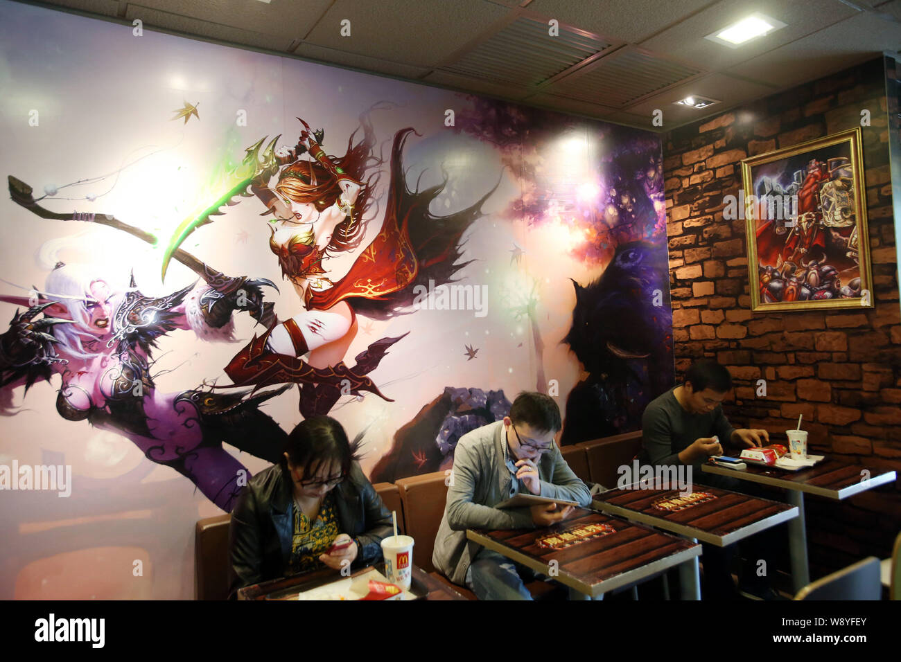 Kunden Essen an einem WorldofWarcraftthemed FastFoodRestaurant von McDonald