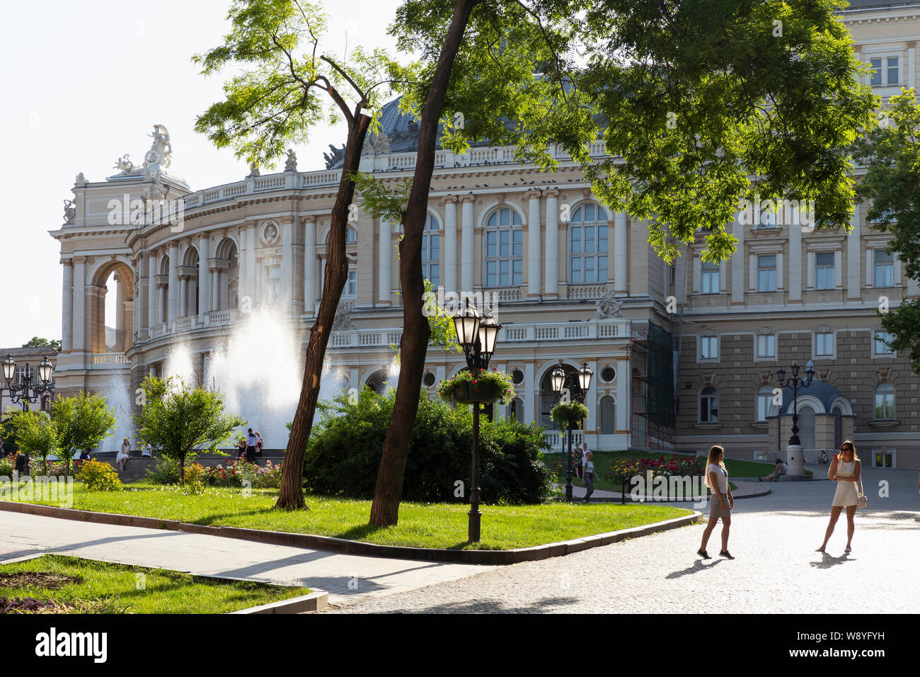 Ukraine, Odessa, 12. Juni 2019. Seitliche Sicht auf das nationale akademische Oper und der Park mit Springbrunnen Jugend an einem sonnigen Tag Stockfoto