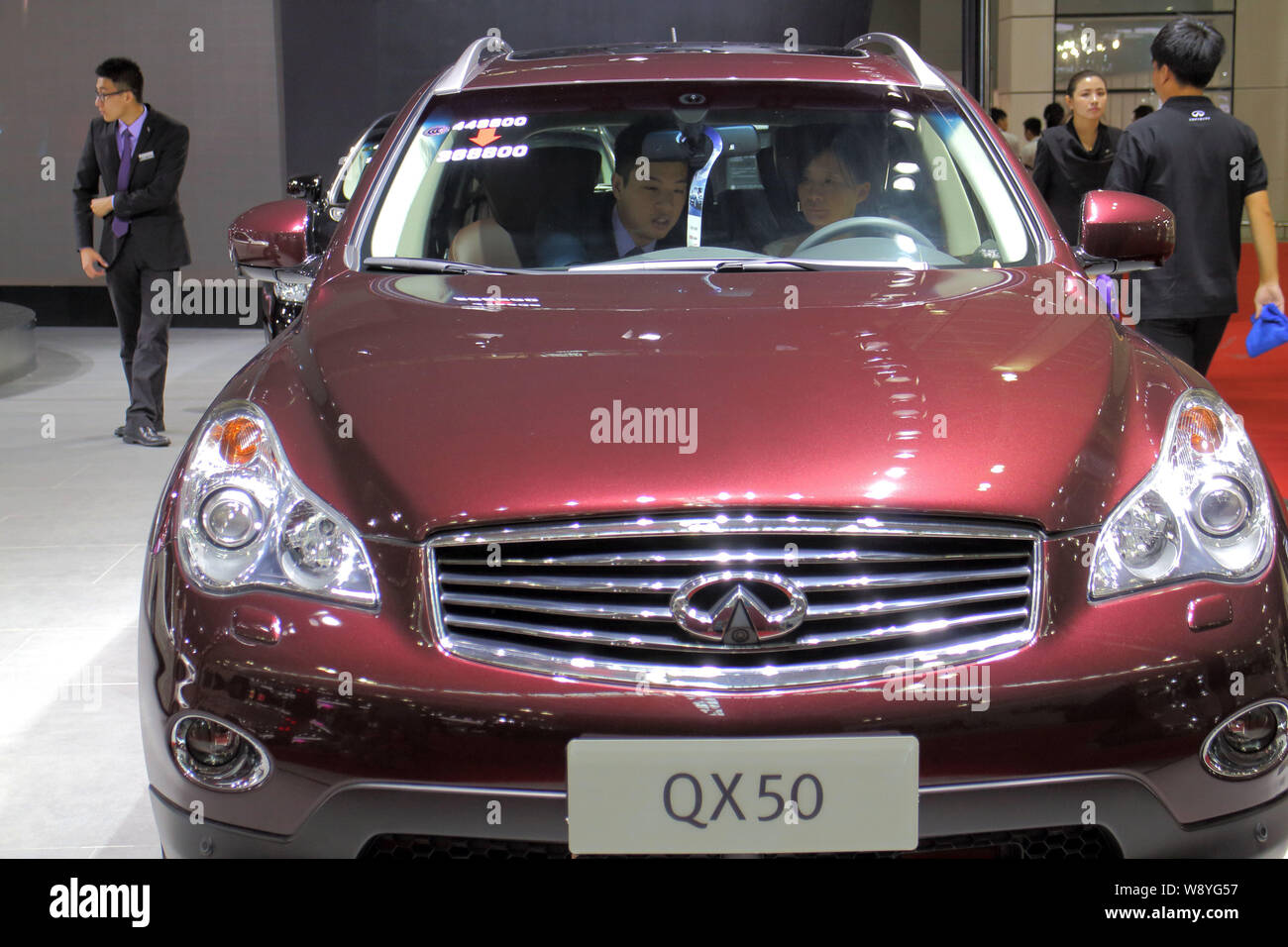 ---- Besucher versuchen, eine QX 50 von Nissan Infiniti während eines Auto Show in Fuzhou city, südost China Fujian Provinz, 1. Oktober 2014. Japanische Stockfoto