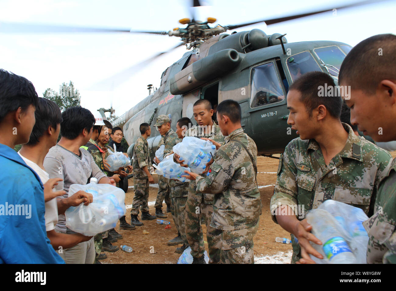 Chinesische Retter und Helfer liefern Wasser in Flaschen mit einem Helikopter transportiert, nachdem der 6,5-Erdbeben in Longquan Dorf, Longtoush Stockfoto