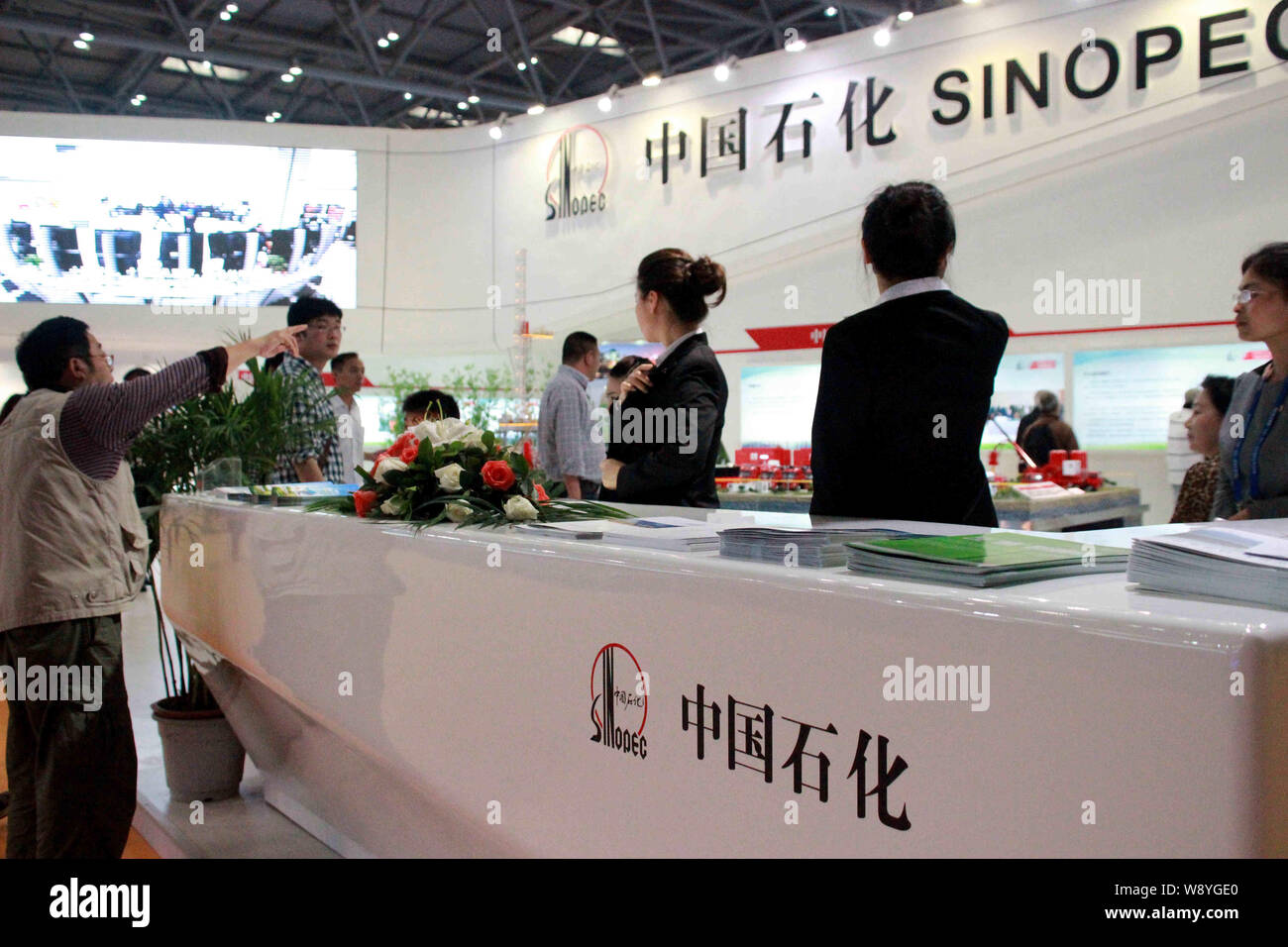 ---- Leute besuchen Sie den Stand von Sinopec China Chongqing während des 17. internationalen Investitionen und Global Sourcing Fair (CCISF) in Chongqing, Kinn Stockfoto