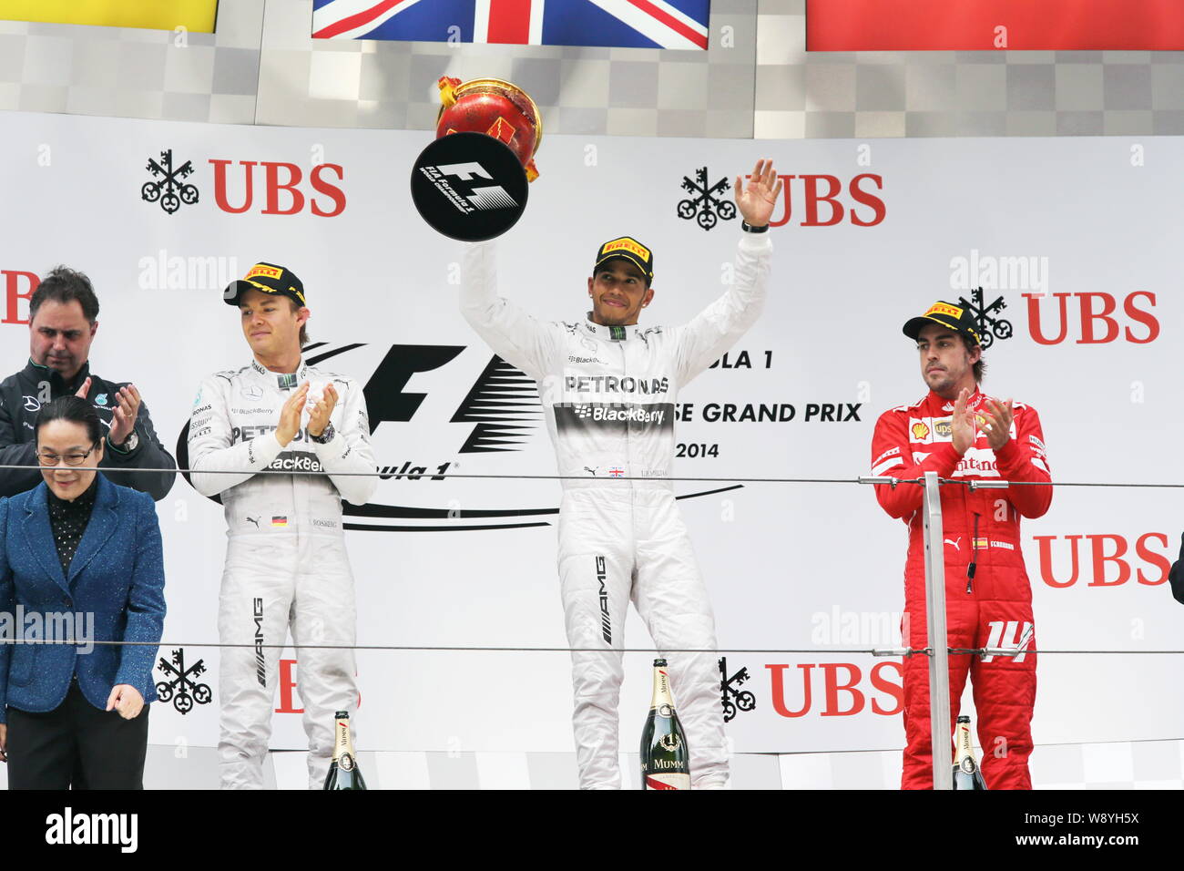 F1-Pilot Lewis Hamilton, zweite rechts, von MERCEDES AMG PETRONAS-F1-Team hält seine Champion trophy Neben seinem Teamkollegen die Deutschen F1 Fahrer Ni Stockfoto