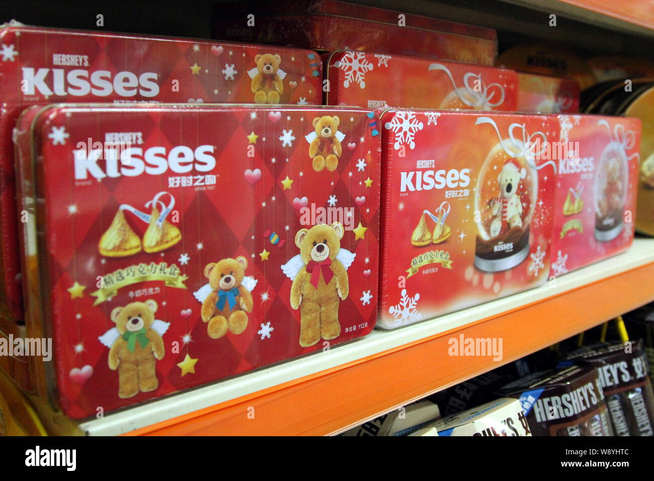 ------ Boxen von Hersheys Kisses Schokolade sind für den Verkauf in einem Supermarkt in Shanghai, China, 21. Januar 2014. Die Hershey Company, einem globalen Süße Stockfoto