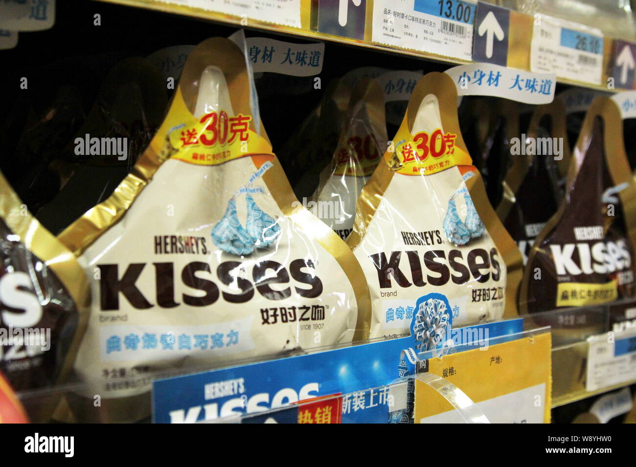 ------ Taschen von Hersheys Kisses Schokolade sind für den Verkauf in einem Supermarkt in Shanghai, China, 21. Januar 2014. Die Hershey Company, einem globalen Süße Stockfoto
