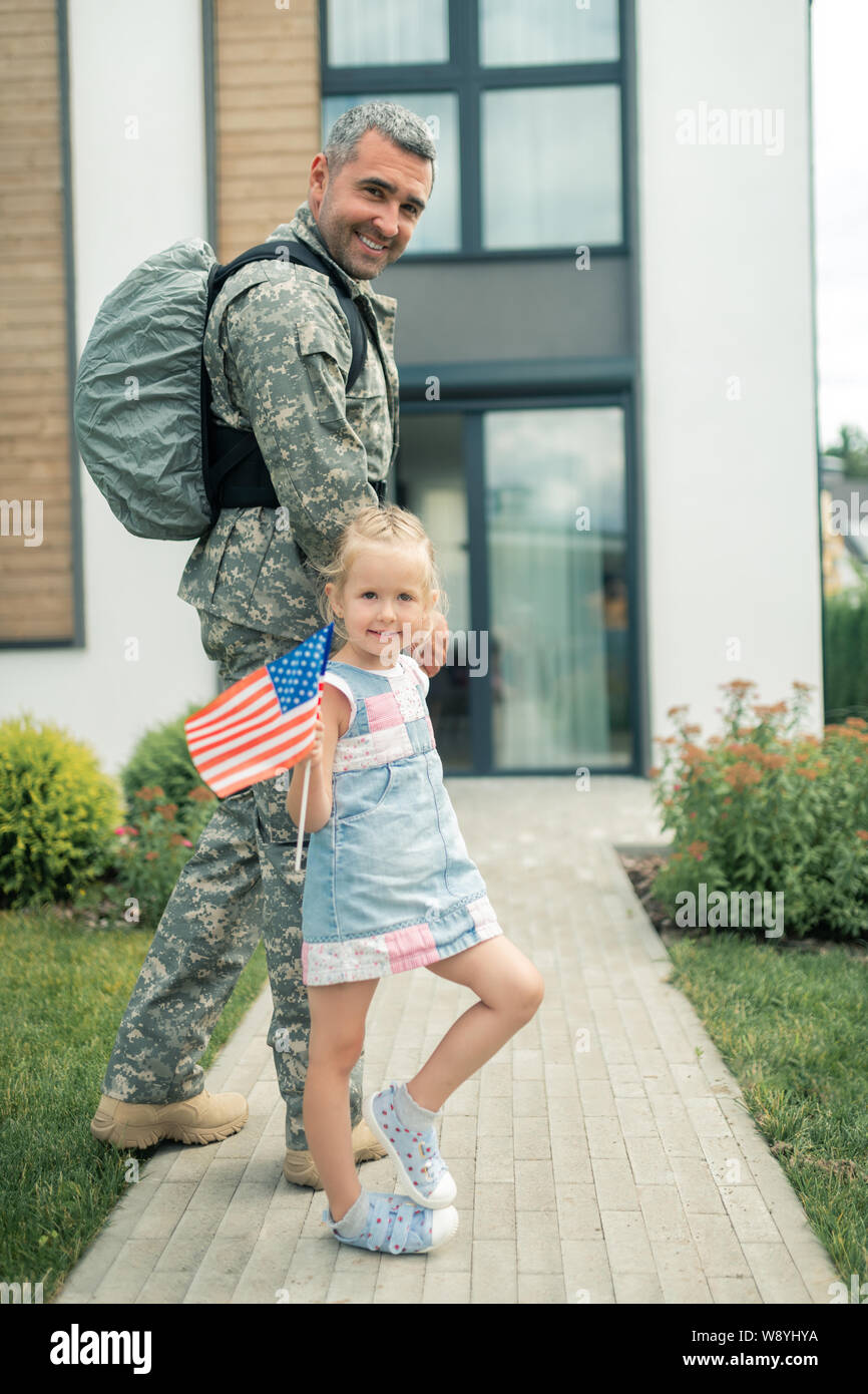 Amerikanische Soldaten nach Hause gehen mit Tochter zu Haus Stockfoto