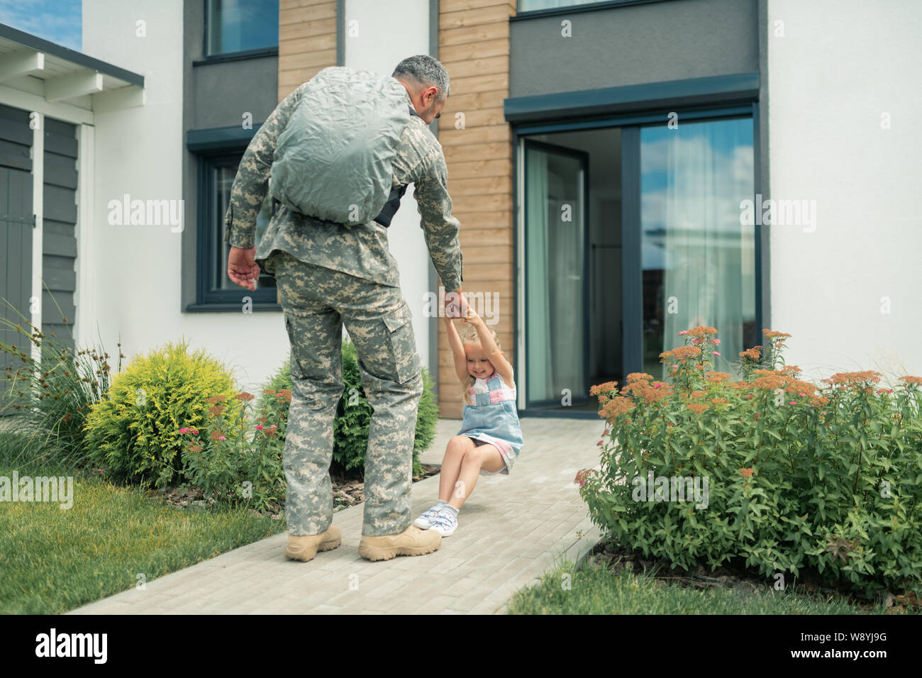 Süße Mädchen nicht Loslassen ihr Vater in der Bundeswehr dienen Stockfoto