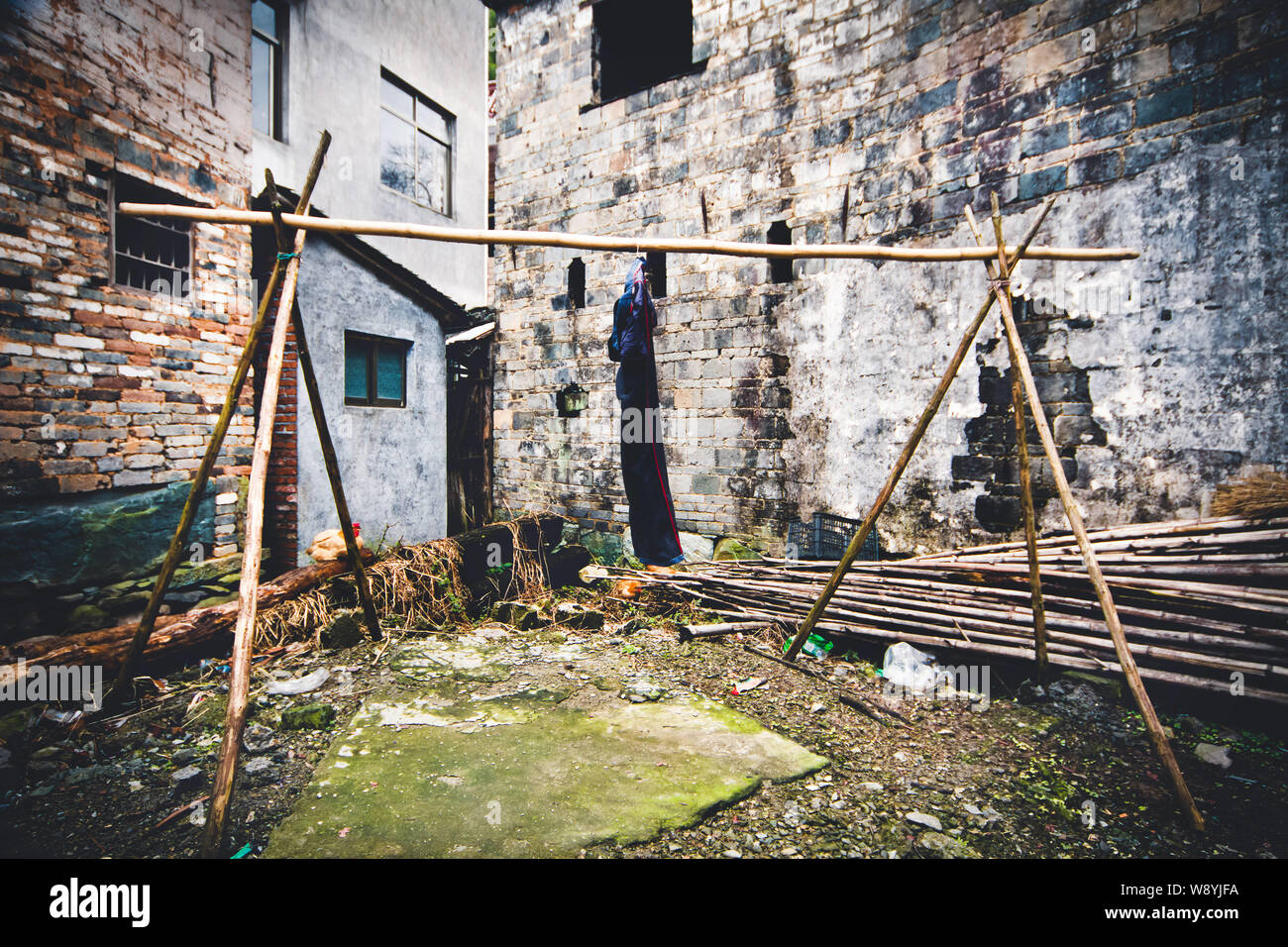 Lokale chinesische Bewohner mit Bambusstangen, um die Kleidung in Xiuning County, East China Provinz Anhui, 2. März 2013. Trocknen für Freiheit, eine docum Stockfoto