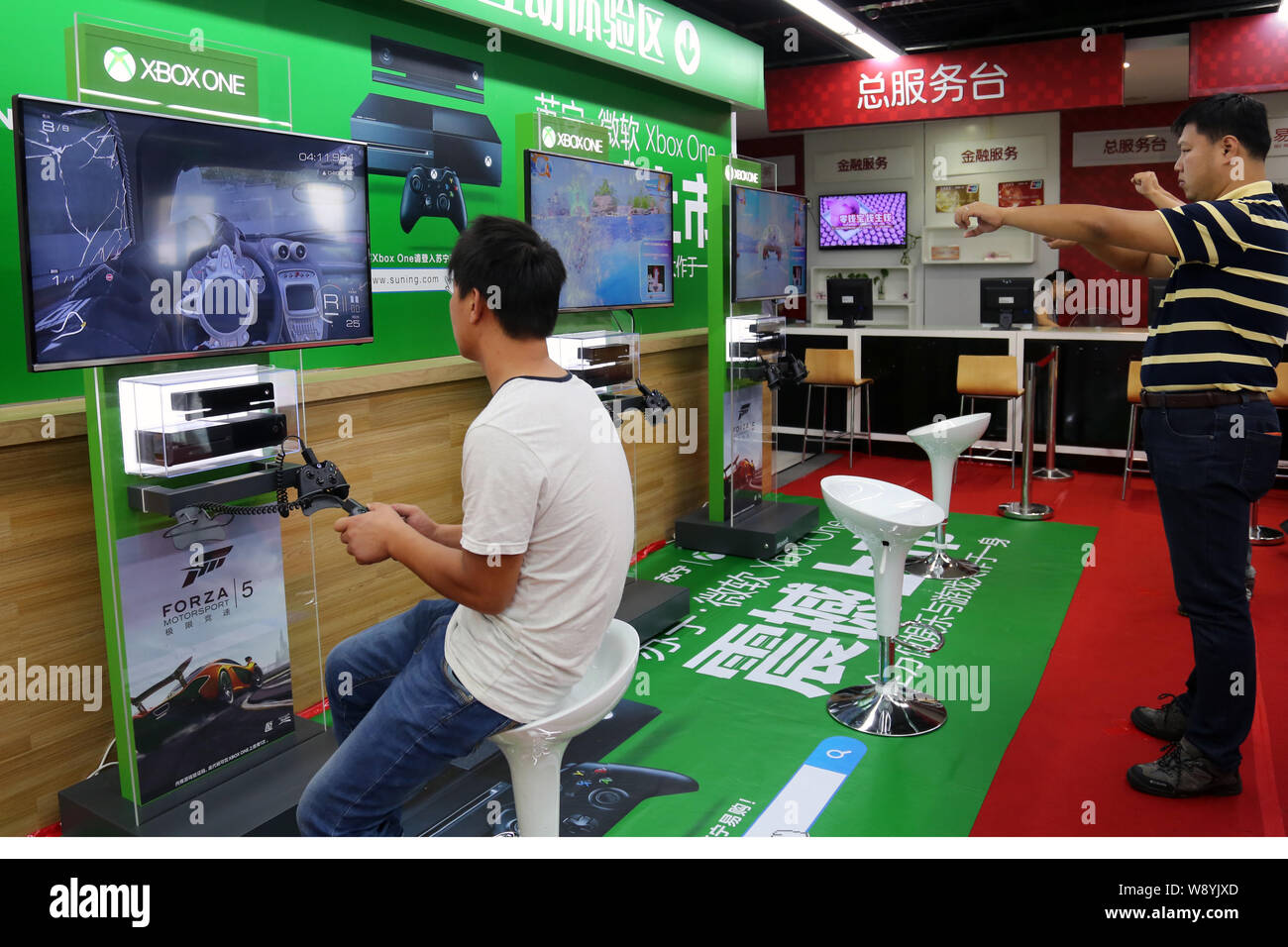 Kunden Spielen elektronischer Spiele auf XBOX 1 Konsolen zu einem suning Haushaltsgeräte in Shanghai, China, 29. September 2014. Microsoft Launch Stockfoto