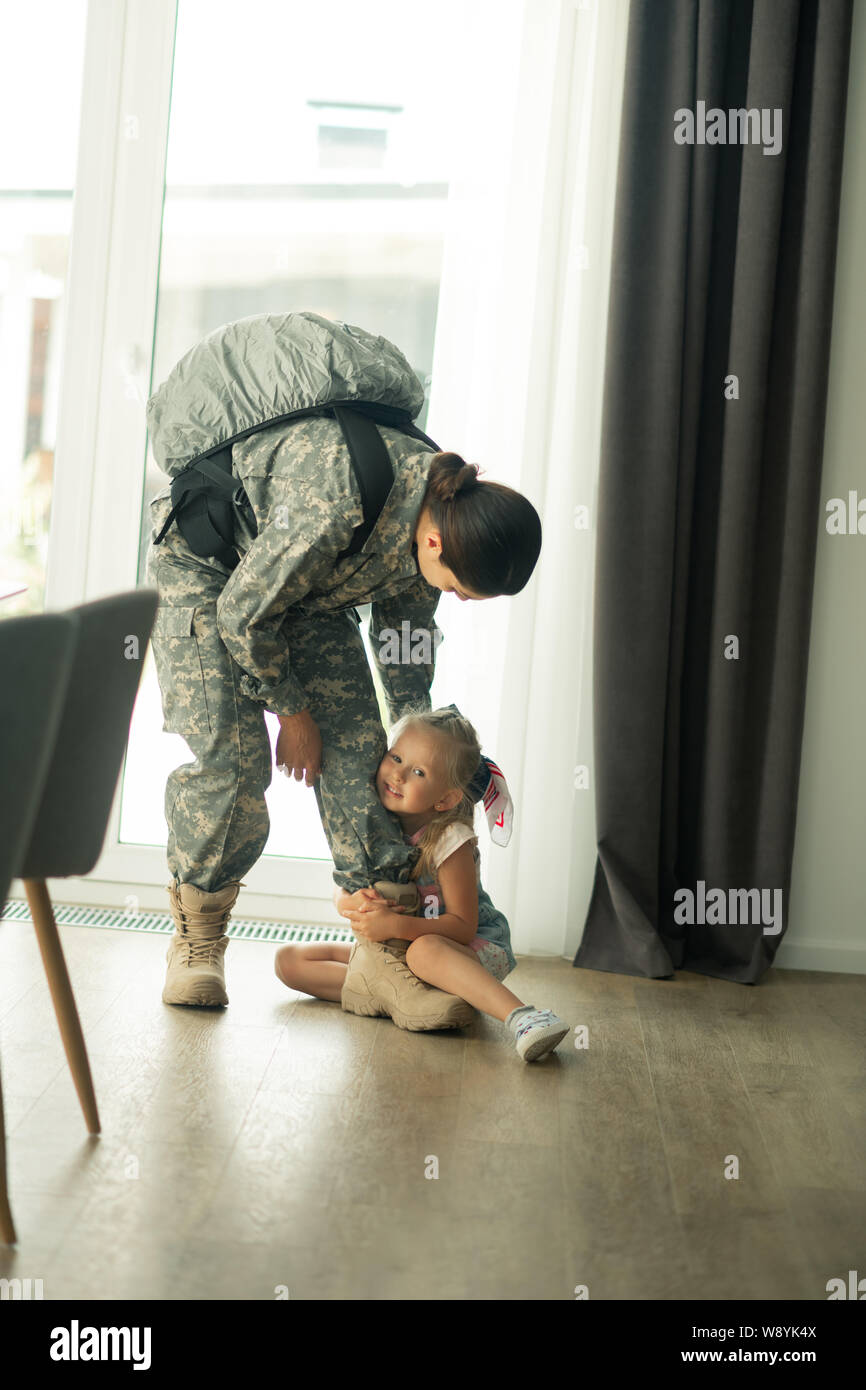 Tochter, Mutter der Streitkräfte dienen Stockfoto