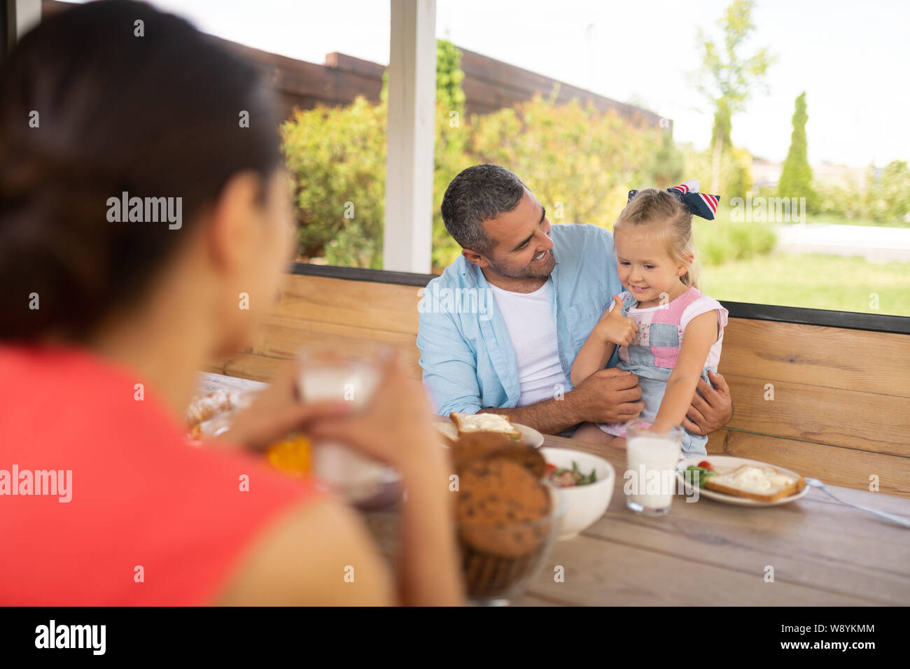 Tochter, der Daumen Gefühl vor dem Frühstück außerhalb aufgeregt Stockfoto