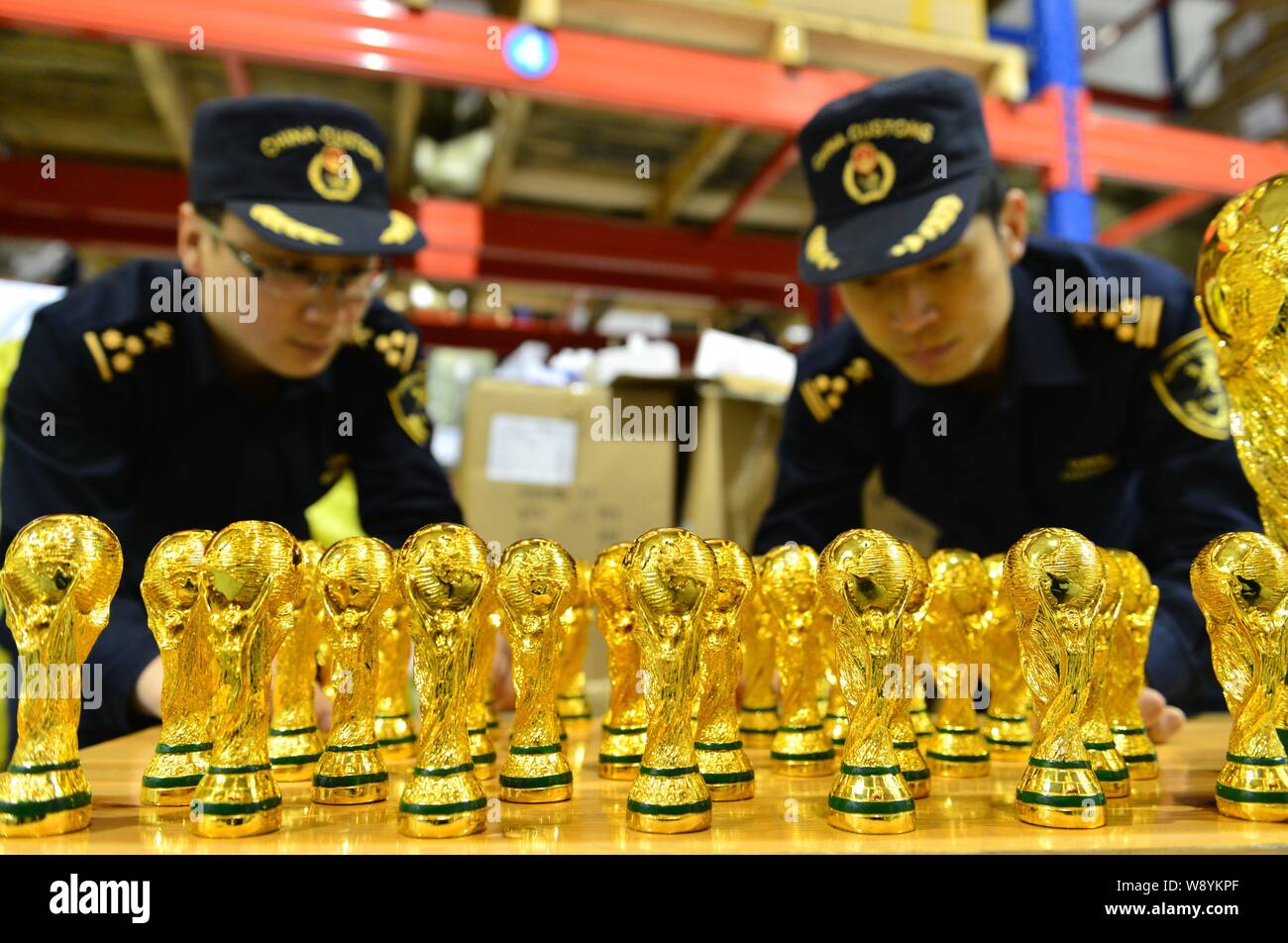 Die chinesischen Zollbeamten gefälschte Wm Trophäen, die Sie in einem Lager in Wuhan Stadt eingenommen prüfen, East China Zhejiang provinz, 24. April 2014. 18,860 Stockfoto