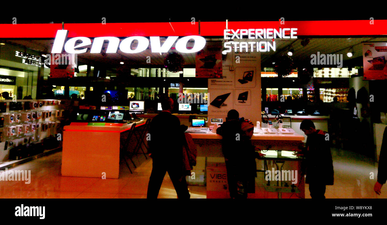 ------ Kunden in einem Geschäft von Lenovo in Peking, China, 1. Februar 2014. Lenovo Group Ltd., der Weltgrößte Hersteller von Personal Computern, Stockfoto