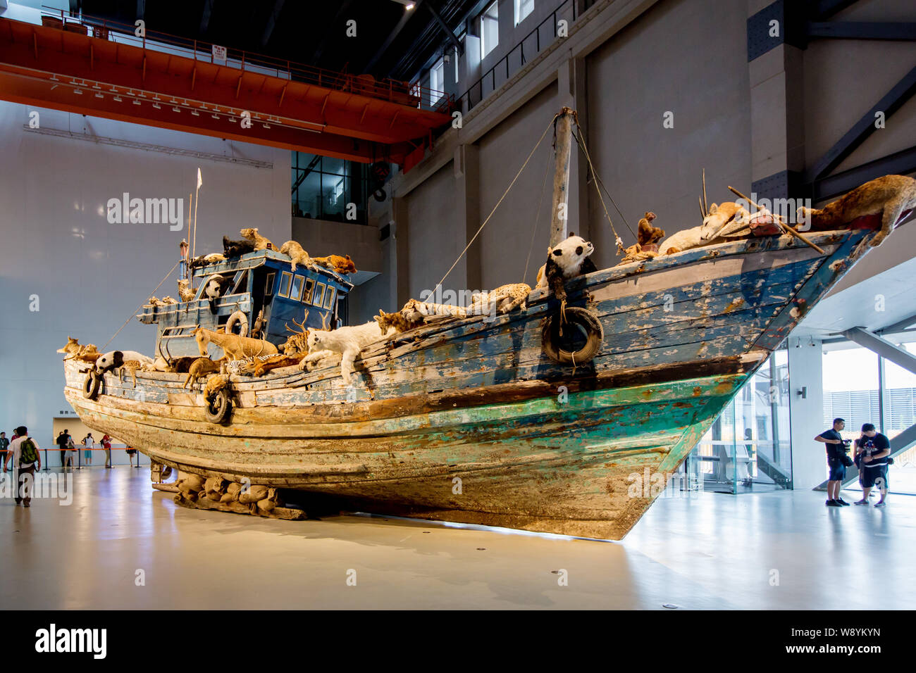 Die Kunstwerke, die neunte Welle, eine Installation von einem Fischerboot mit 99 Tieren, hergestellt durch chinesische Künstler Cai Guoqiang, ist auf Anzeige duri gesehen Stockfoto