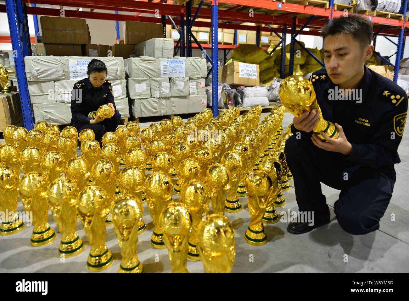 Die chinesischen Zollbeamten gefälschte Wm Trophäen, die Sie in einem Lager in Wuhan Stadt eingenommen prüfen, East China Zhejiang provinz, 16. April 2014. Mehr t Stockfoto