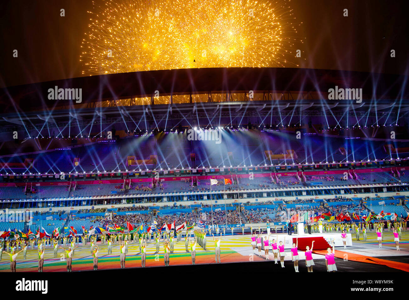 Feuerwerk bei der Abschlussfeier für die 2014 Summer Youth Olympic Games in Nanjing city explodieren, East China Jiangsu Provinz, 28. August 2014. Stockfoto