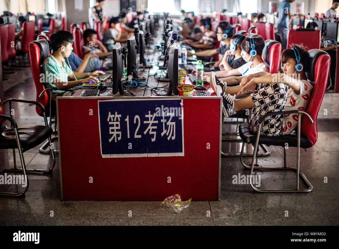 Chinesische Studenten online ansehen Filme oder online Spiele in ein Internetcafé, das ist auch ein Computerraum für die Klassen unter Tags in Lanxiang Voc spielen Stockfoto