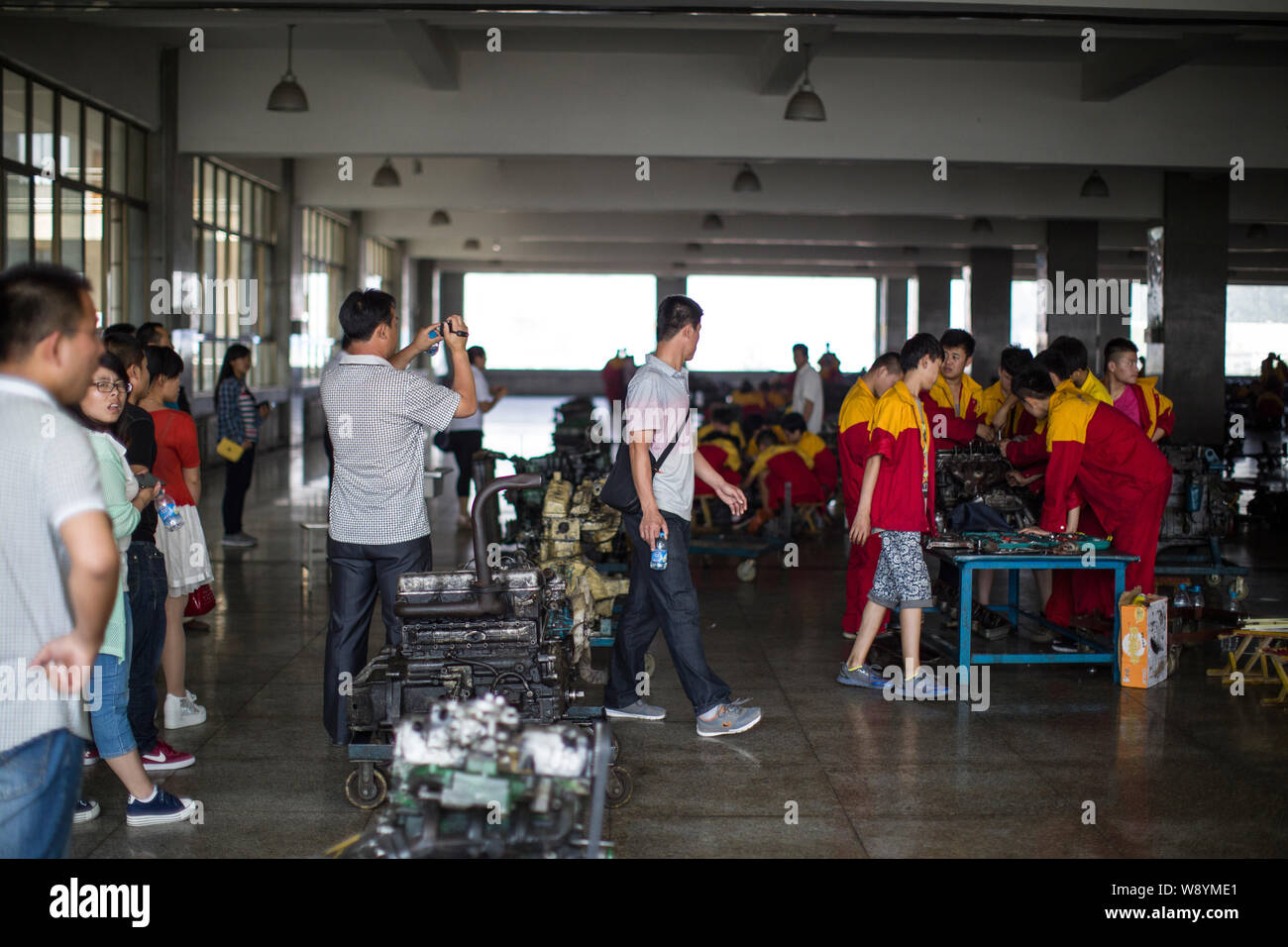 Eine Delegation aus der Berufsschule in Chifeng in der Inneren Mongolei im Norden Chinas besuchen Sie chinesische Studenten während einer Dieselmotoren reparieren Klasse bei Lanxiang Stockfoto