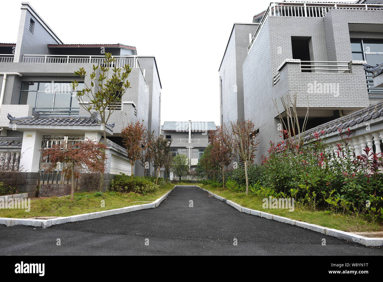 Blick auf Luxus Wohnungen gebaut von Millionaire chinesischen Geschäftsmann Xiong Shuihua für Anwohner in Xiongkeng Dorf, Xinyu City, East China" Stockfoto