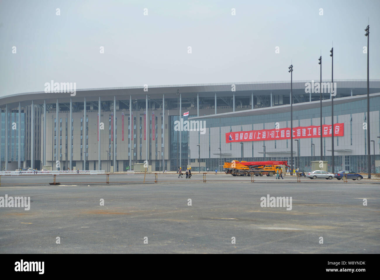 Blick auf die fast abgeschlossenen Nationalen Ausstellung und Konferenz Zentrum in der Hongqiao district, Shanghai, China, 30. Juni 2014. Shanghai Beamten ein Stockfoto