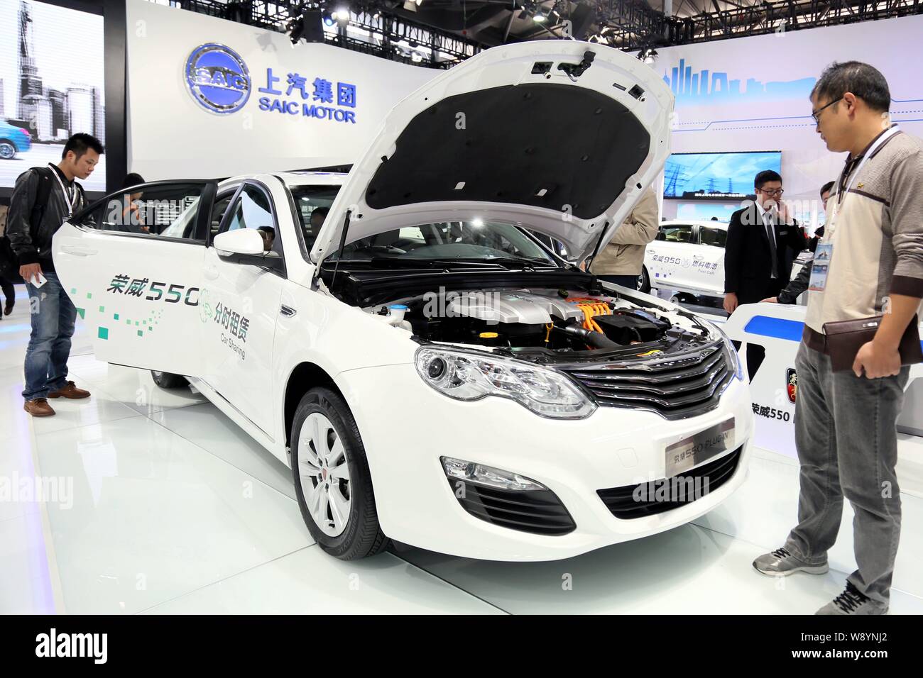 ---- Besucher Blick an einem Roewe 550 Plug-in Hybrid Auto von SAIC Motor auf Anzeige am 16. China International Industry Fair in Shanghai, China, 4 N Stockfoto
