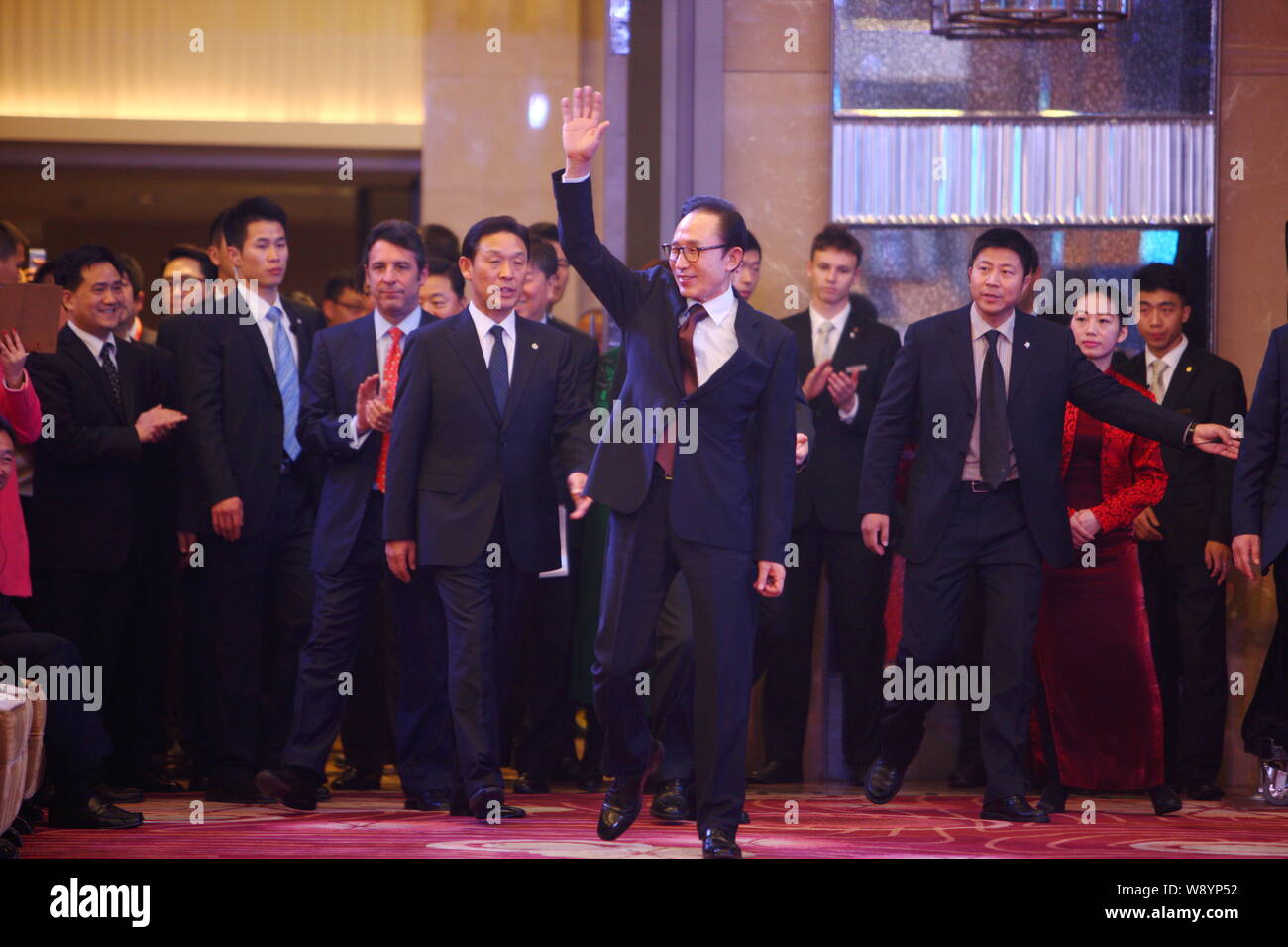 Der ehemalige Südkoreanische Präsident Lee Myung-bak, front, Wellen, wie er kommt für die Chinas KMU Global Development Forum in Ningbo City, East China 2014" Stockfoto