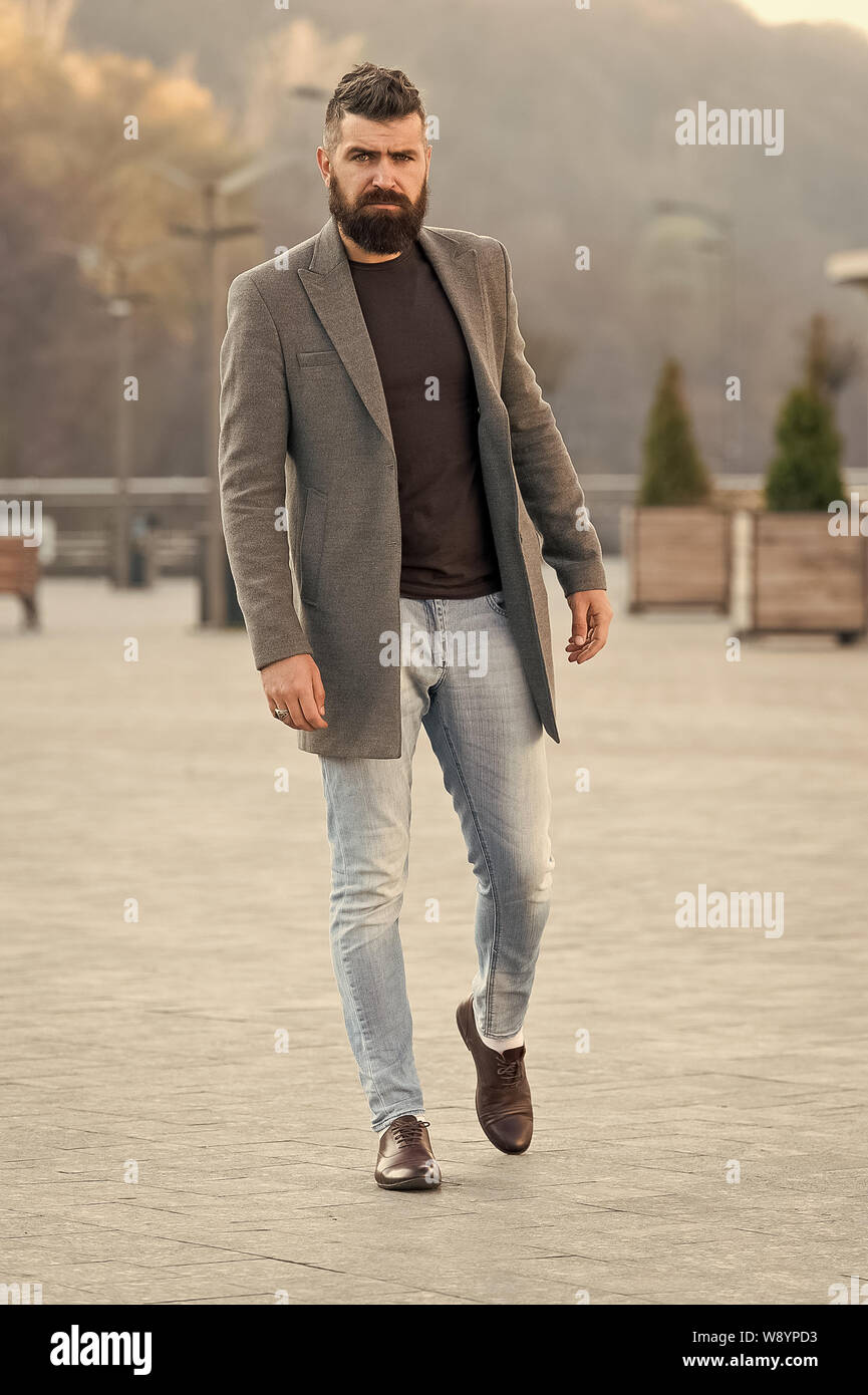 Stilvolle casual Outfit Frühling Jahreszeit. Herren und männliche Fashion  Concept. Man bärtige hipster Elegante modische Mantel oder Jacke.  Komfortable Ausstattung. Hipster fashion model im Freien. Urban Fashion  Stockfotografie - Alamy