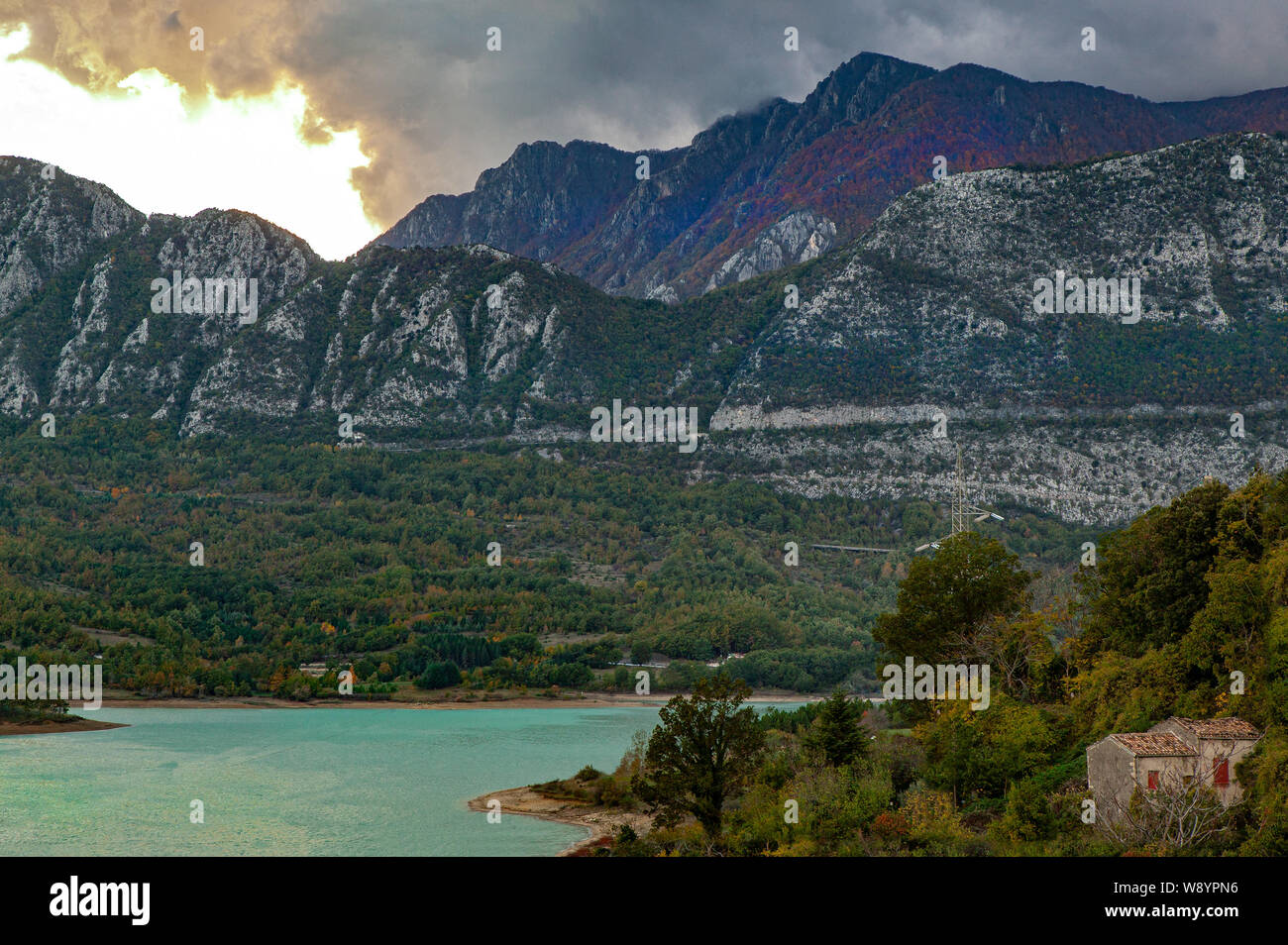 Mainarde Bergkette mit den künstlichen See von Castel San Vincenzo Stockfoto