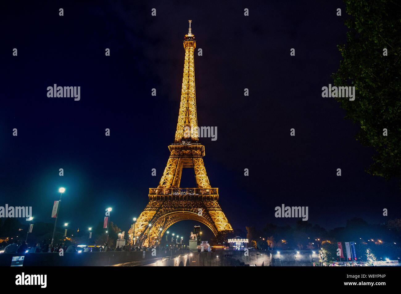 Paris, Frankreich, 23. September 2017: Paris Eiffelturm bei Nacht  beleuchtung. Eiffelturm in Beleuchtung Farbe. Symbol für Frankreich.  Prickelnde Momente der Eiffelturm Stockfotografie - Alamy