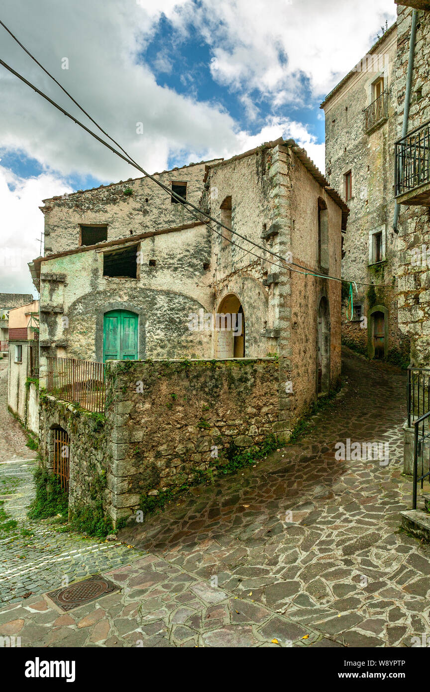 Verlassene Häuser in Bojano, Molise Stockfoto