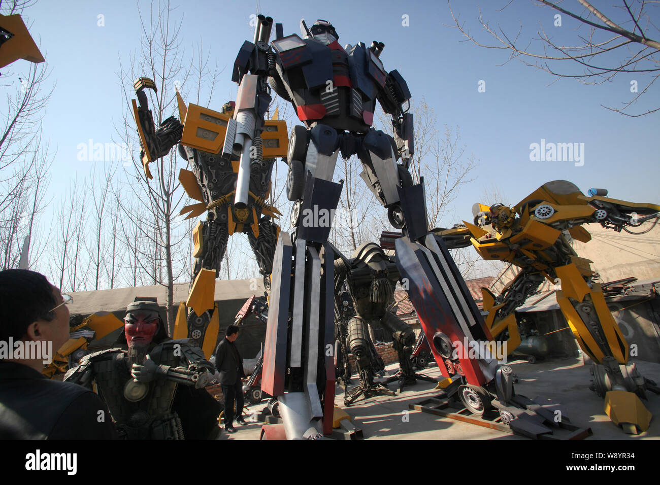 ---- Besucher Blick auf Nachbauten von Optimus Prime und Bumblebee aus dem Film der Serie, Transformatoren und anderen Robotern von Botschaften von Fahrzeugen, die auf Stockfoto