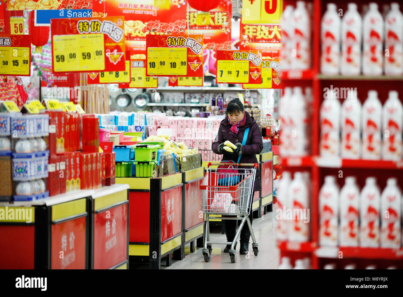 Ein chinesischer Kunde Geschäfte in einem Supermarkt in der Stadt Huaibei, East China Provinz Anhui, 9. Februar 2014. China die Verbraucherpreise waren in Jan gedämpft Stockfoto