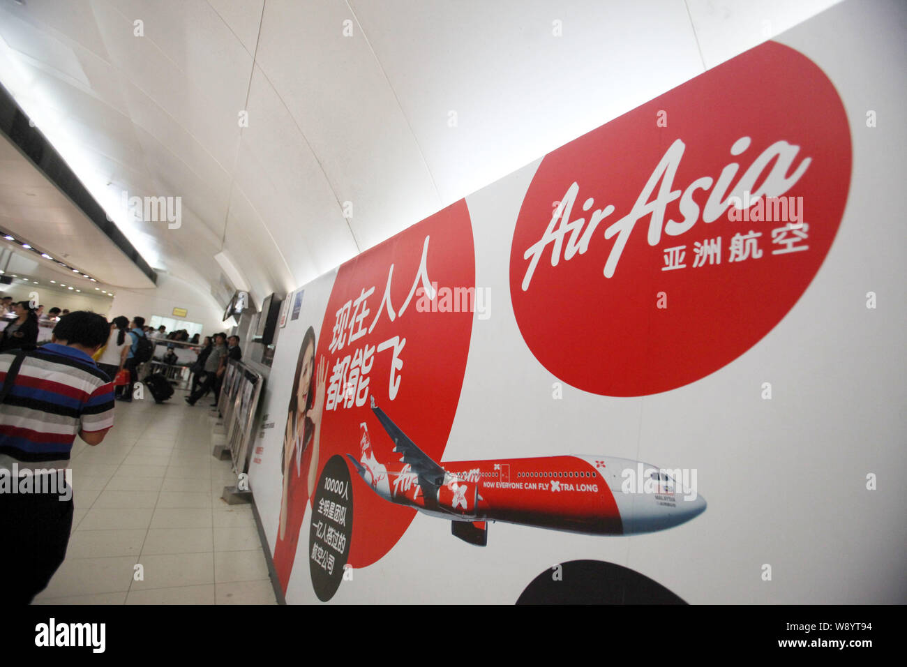 ---- Fußgänger vorbei an einer Werbung für AirAsia in Peking, China, 17. September 2012. AirAsia Bhd, Malaysia - low-cost Carrier, Stockfoto
