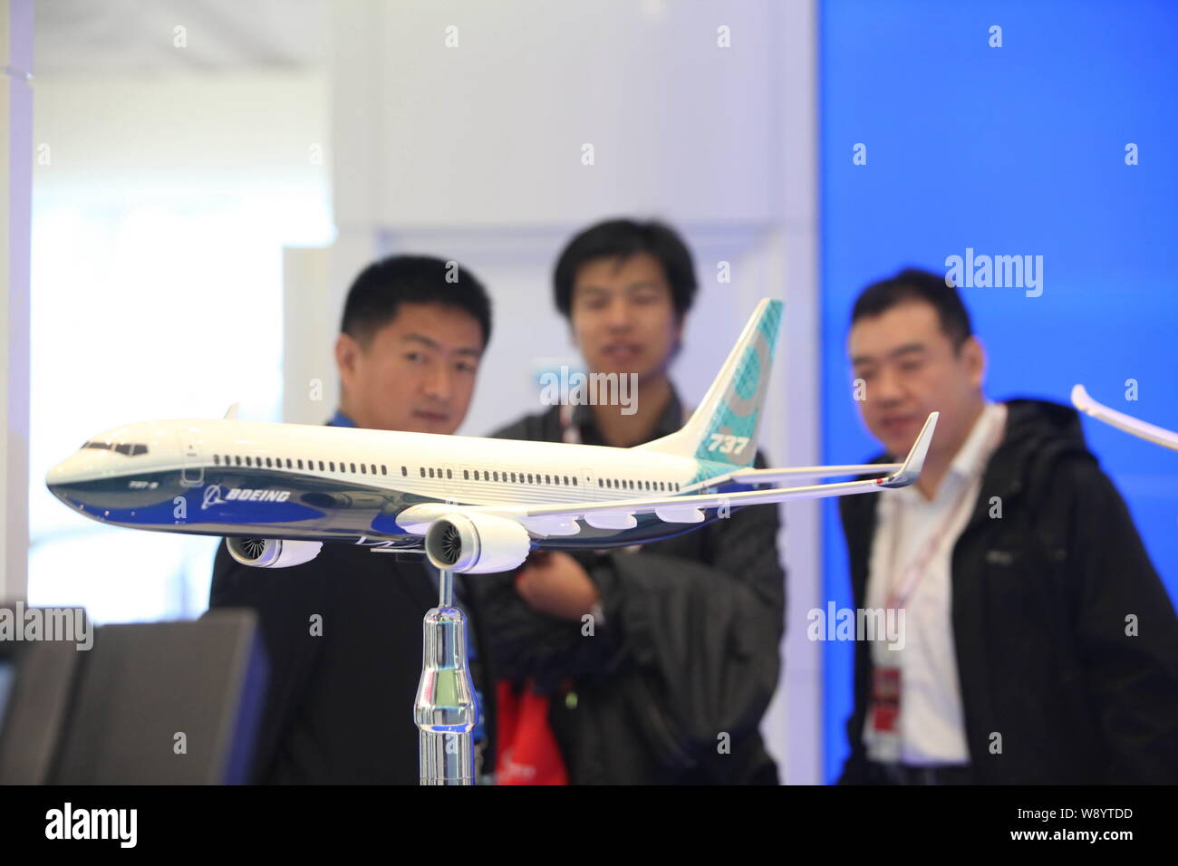 ------ Chinesischer Besucher an ein Modell der Boeing 737 Jet plane schauen während des 14 Aviation Expo China in Peking, China, 21. September 2011. China wil Stockfoto