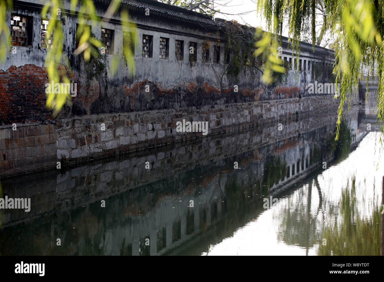 Blick auf die Paare Retreat Garten oder Ouyuan Garten, der klassischen Gärten von Suzhou in Suzhou City, East China Jiangsu Provinz, 4. Dezember 2011. Stockfoto